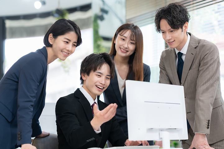 職場で話し合うビジネスパーソン