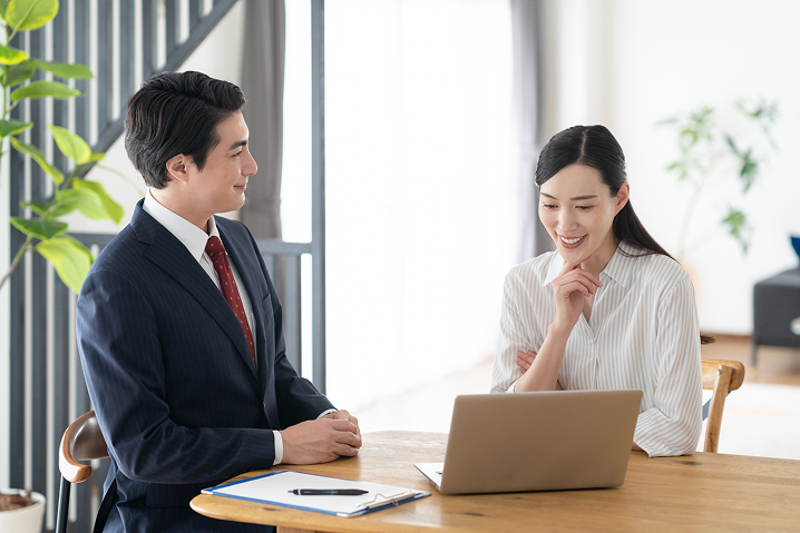 職場で会話する男女